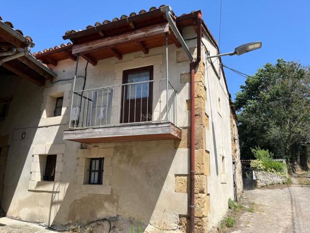 Casa pareada en venta en Molledo. Naturaleza, tranquilidad y un proyecto para hacer a tu medida. En el barrio de Santa Marina, en Silio Molledo, se encuentra esta c. Casas pareadas.