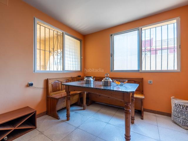 Casa pareada en venta en Montequinto, Condequinto. MAGNIFICA CASA AL LADO DEL PARKING DEL METRO Y DE CAMPUS UNIVERSIDAD. Casas pareadas.
