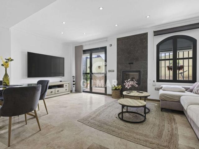 Casa pareada en venta en Montequinto, Avenida de Europa. En el corazón de Montequinto se presenta este chalet pareado que combina elegancia y comodidad en un entorno residencial exclusivo. Casas.