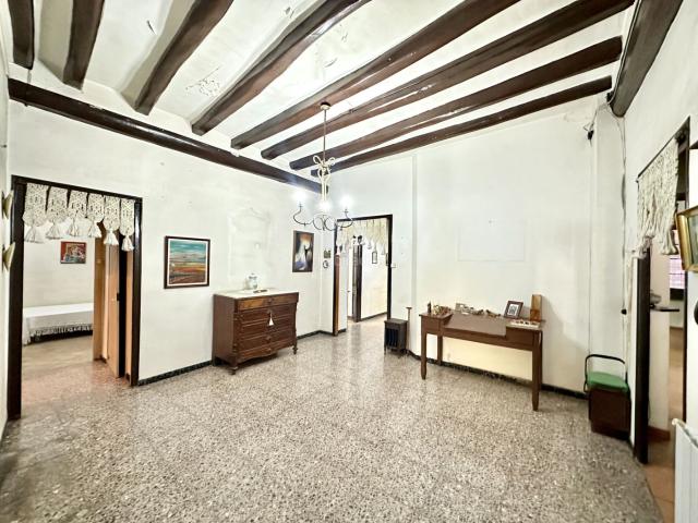 Casa pareada en venta en Montesquiu. Edifici residencial per inversors. Casas pareadas.