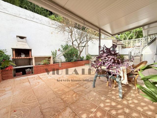 Casa pareada en venta en Mataró, Cerdanyola Nord. Increíble oportunidad, en EXLCUSIVA! Fantástica casa en estado de conservación impecable y lista para entrar a vivir, diseñada par. Casas pareadas.