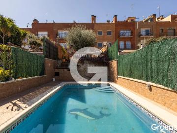 Casa pareada en venta en Mataró, La Llàntia. CASA PAREADA CON PISCINA Y PARKING PRIVADO. Casas pareadas.