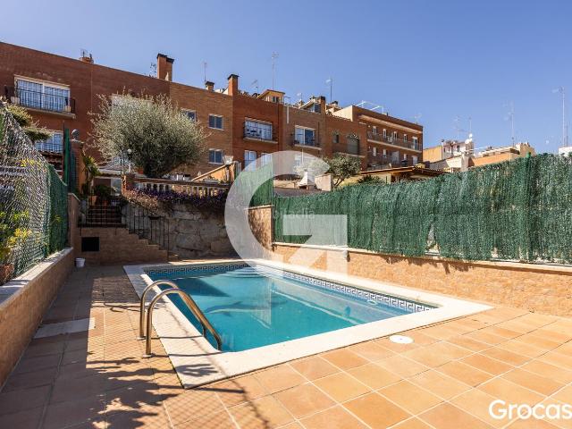 Casa pareada en venta en Mataró, La Llàntia. CASA PAREADA CON PISCINA Y PARKING PRIVADO. Casas pareadas.