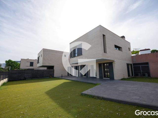 Casa pareada en venta en Mataró, Vallveric. CASA CON JARDÍN Y PISCINA COMUNITARIA. Casas pareadas.