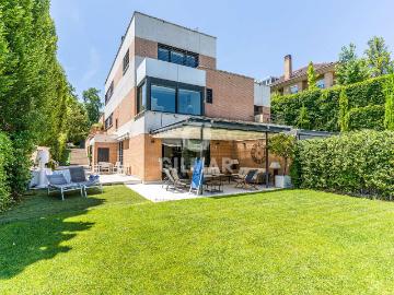 Casa pareada en venta en Madrid, Aravaca. Chalet pareado con jardín y piscina privada en Colonia Diplomáticos, AravacaEste chalet pareado está situado en Colonia Diplomátic. Casas pareadas.