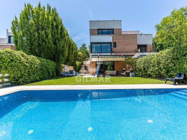 Casa pareada en venta en Madrid, Aravaca. Chalet pareado con jardín y piscina privada en Colonia Diplomáticos, AravacaEste chalet pareado está situado en Colonia Diplomátic. Casas pareadas.