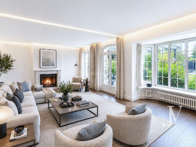 Casa pareada en venta en Madrid, Conde Orgaz Piovera. Parque Conde de Orgaz Seguridad 24h control de acceso a visitantes Chalet de 5 dormitorios 5 banos jardin piscina. Casas pareadas.