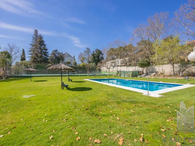 Casa pareada en venta en Madrid, Fuentelarreina. Chalet pareado en Puerta de Hierro con parcela privada de 1.000 m. Casas pareadas.