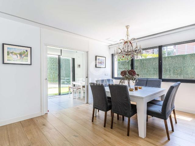 Casa pareada en venta en Madrid, Peñagrande. Chalet Pareado en Peñagrande de 463 m2 repartido en planta. Cuenta con 5 dormitorios, 4 baños, orientación Sureste, 2 plazas de ga. Casas pareadas.