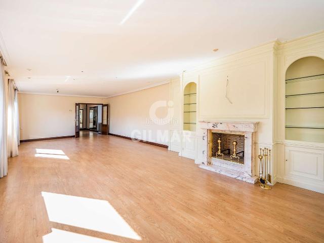 Casa pareada en venta en Madrid, Peñagrande. Este magnífico chalet pareado de más de 350m construidos sobre una parcela de más de 350m la más grande de la urbanización de 5 vi. Casas pareadas.