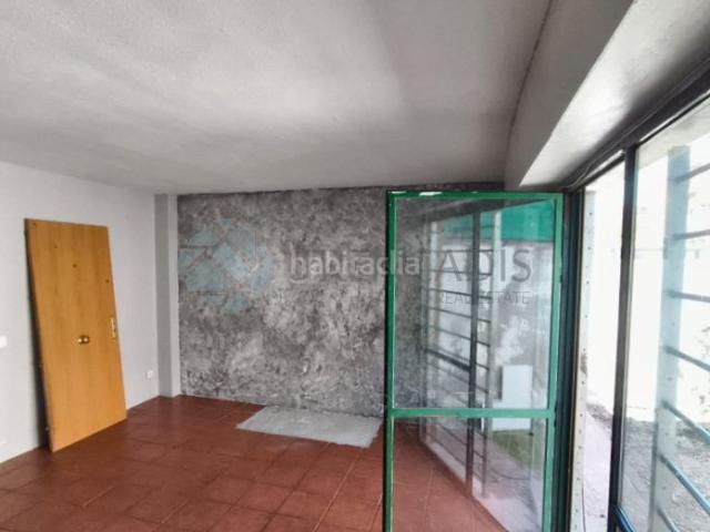 Casa pareada en venta en Madrid, Villaverde Alto. Chalet de dos plantas con garaje !Vivienda unifamiliar pareada de dos plantas con patio y garaje a la venta en el distrito de Vill. Casas pareadas.