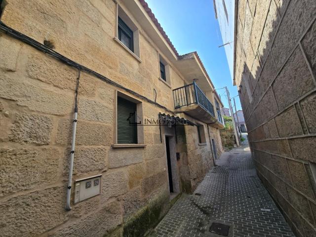 Casa pareada en venta en Marín. CASA DE PIEDRA EN VENTA EN MARíN PONTEVEDRA La vivienda se distribuye en dos cómodas plantas Planta baja Amplio y luminoso salónc. Casas pareadas.