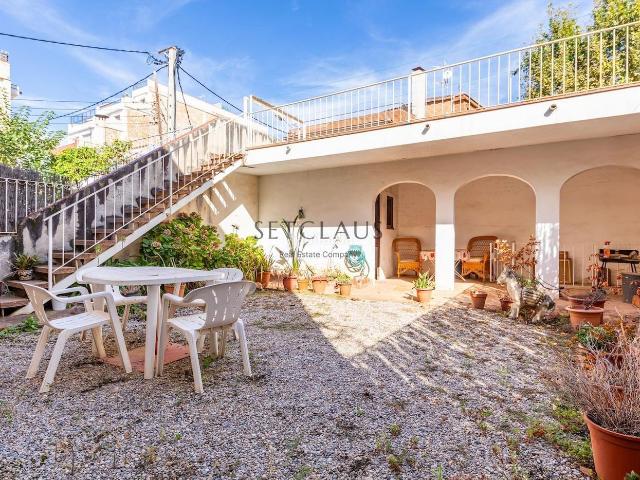 Casa pareada en venta en Masnou El, Ocata. EL MASNOU. Céntrica, con mucho espacio y amplio patio trasero. Casas pareadas Masnou.