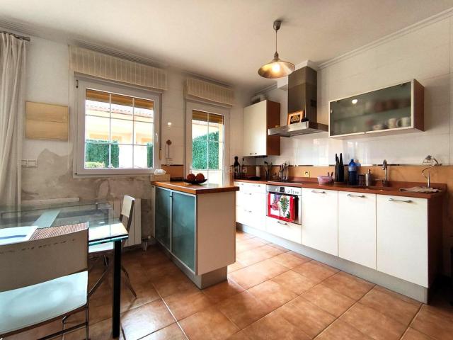 Casa pareada en venta en Medio Cudeyo, Solares Valdecilla. Chalet esquinero en Solares para entrar a vivir. Casas pareadas Medio.