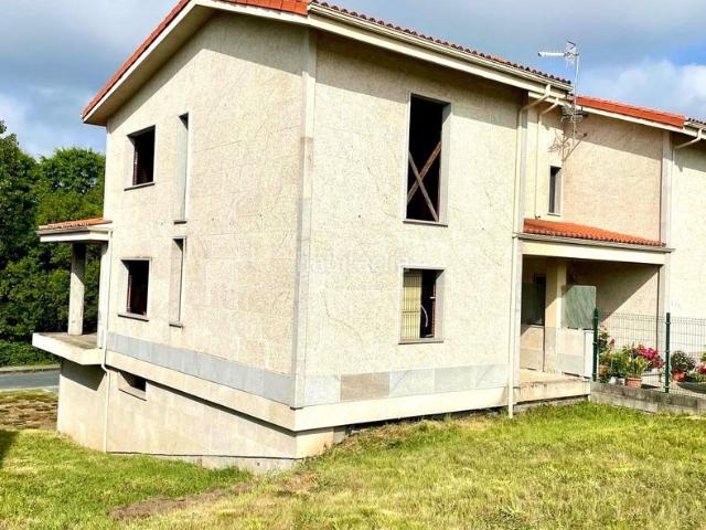 Casa pareada en venta en Merca A. chalet pareado para terminar a tu gusto! Urbanización con piscina, cancha de baloncesto, futbol y tenis con todos los servicios a. Casas pareadas Merca.