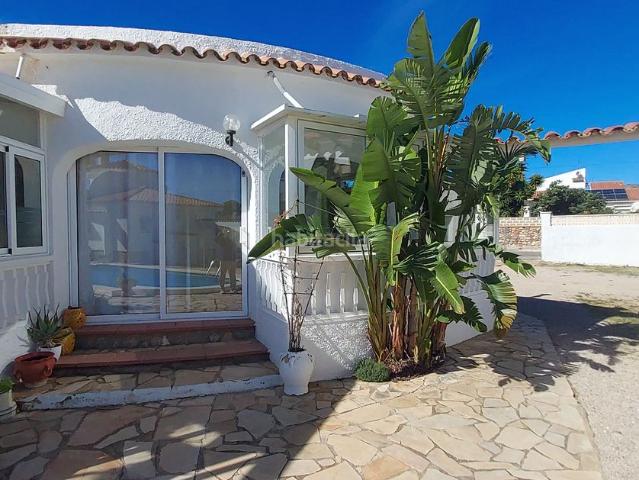 Casa pareada en venta en Miami Platja, Centre Costa Dorada. Casa pareada de una sola planta con piscina en Miami Platja. Casas pareadas Miami.