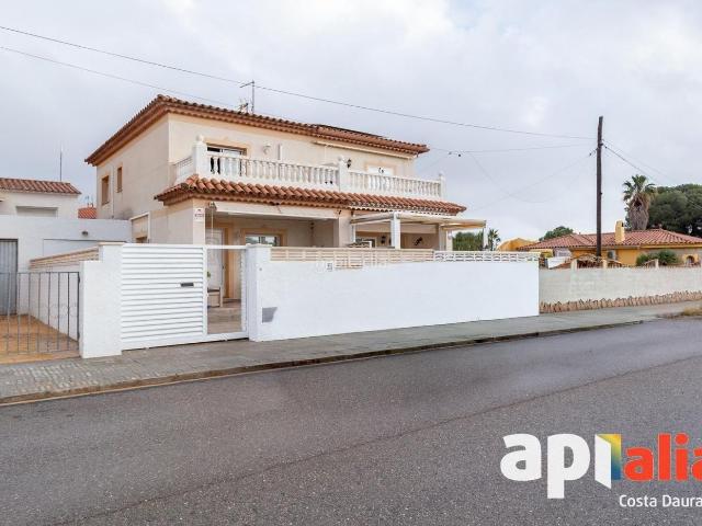 Casa pareada en venta en Miami Platja, Centre Costa Dorada. Encantadora Casa Pareada en Zona Residencial Tranquila de Miami Playa. Casas pareadas Miami.