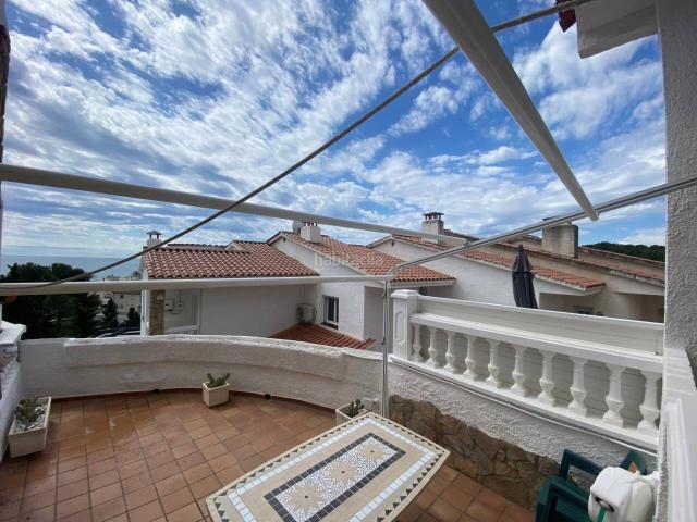 Casa pareada en venta en Miami Platja, Pino Alto Costa Dorada. Espectacular Casa Unifamiliar con vistas al mar, piscina comunitaria y gran zona de invitados en Pino Alto. Casas pareadas Miami.