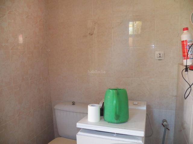 Casa pareada en venta en Miraflores de la Sierra. Chalet de 70 m² aprox. en una planta + sótano de 50 m² aprox. Salón comedor con chimenea, tres habitaciones, baño, cocina. Terraza. Casas pareadas.
