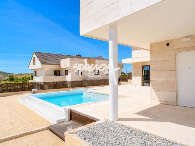Casa pareada en venta en Miraflores de la Sierra. Chalet pareado de obra nueva en venta en Los Pinarejos. Casas pareadas Miraflores de la.