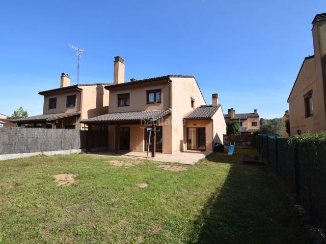Casa pareada en venta en Miño. Chalet pareado en venta en Calle Fornos, Miño A Coruña. Casas pareadas.