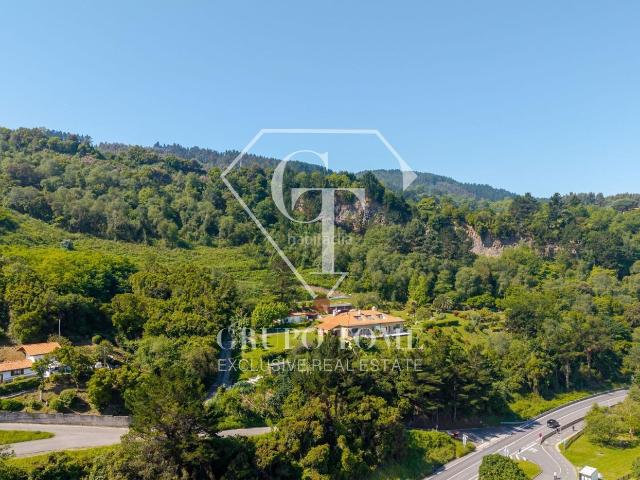 Casa pareada en venta en Mutriku. Villa con vistas infinitas al Cantábrico en la Costa Vasca y Guest house. Casas pareadas.