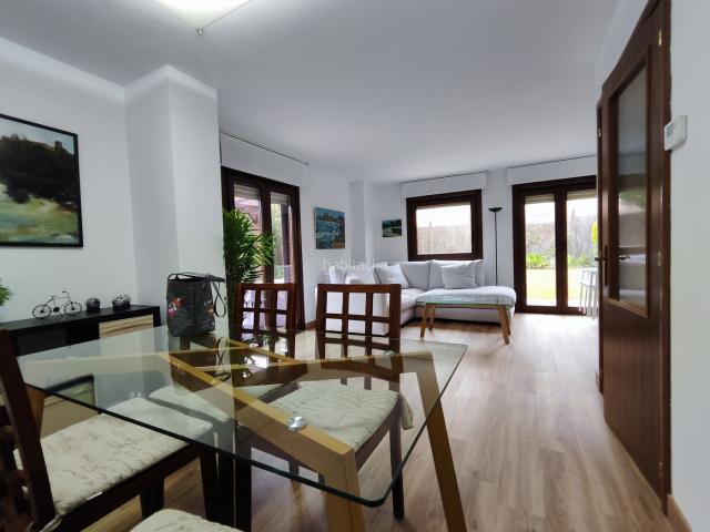 Casa pareada en venta en Sojuela. Vivienda pareada para entrar a vivir en Sojuela, La Rioja junto al campo de golf y en plena naturaleza. A 20 minutos de Logroño. Casas pareadas.