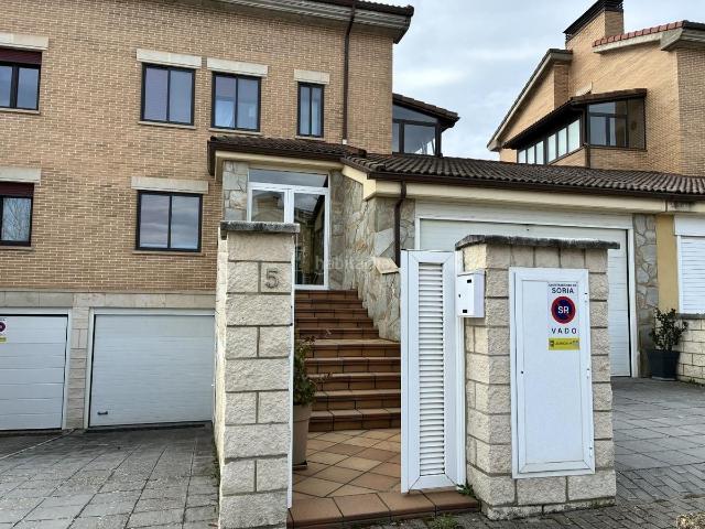 Casa pareada en venta en Soria, Avenida Valladolid Barriada Yagüe. ? ESPECTACULAR CHALET PAREADO CON PISCINA, MERENDERO Y PLACAS SOLARES EN URBANIZACIÓN EXCLUSIVA DE SORIA. Casas pareadas.