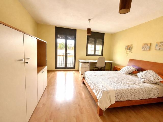Casa pareada en venta en Sabadell, Centre. Zona centro junto todos lo servicios y transporte. Casas pareadas.