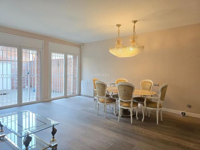 Casa pareada en venta en Sabadell, Creu Alta. Excepcional casa esquinera en Creu Alta, junto a Plaza Granados. Casas pareadas.