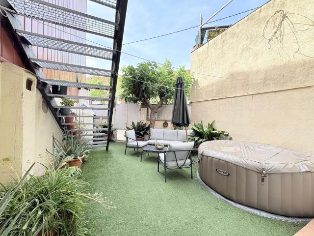 Casa pareada en venta en Sabadell, Poble Nou. Poblenou junto al centro Civic. Casas pareadas.
