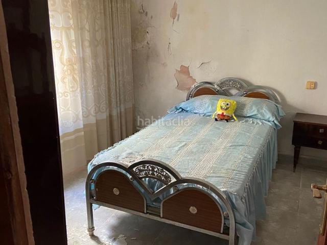 Casa pareada en venta en Salamanca, Pizarrales. Casa PAREADA de esquina con 15 metros de Patio, con buenas posibilidades de reforma para la casa de tus sueños en Salamanca. Casas pareadas.