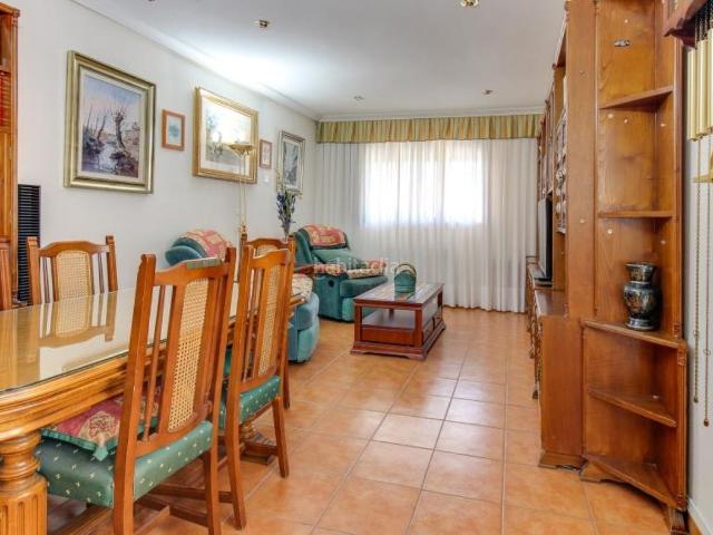 Casa pareada en venta en Salamanca, Zurguén. En venta chalet pareado en el Paseo de las Dehesas de Salamanca. Casas pareadas.