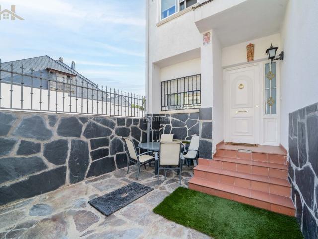 Casa pareada en venta en San Martín de Valdeiglesias. Chalet pareado de cuatro dormitorios. Casas pareadas San Martín de.