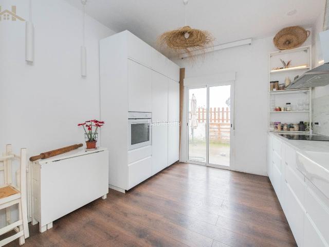 Casa pareada en venta en San Martín de la Vega. EN VENTA: CHALET PAREADO DE 442 m² CON LOCALES COMERCIALES EN SAN MARTÍN DE LA VEGA. Casas pareadas San Martín de la.