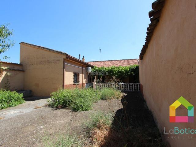 Casa pareada en venta en San Martín de Montalbán. Casa de planta baja con amplio patio, garaje y dependencias auxiliares en San Martín de Montalbán Toledo. Casas pareadas San Martín de.