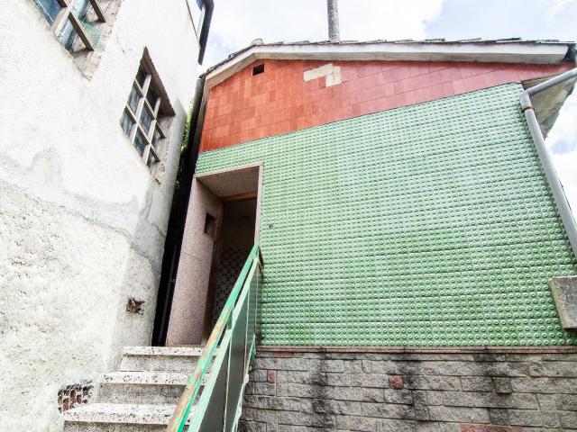 Casa pareada en venta en San Martín del Rey Aurelio. Casa pareada de 120 m para rehabilitar en Cocañín. Casas pareadas San Martín del Rey.