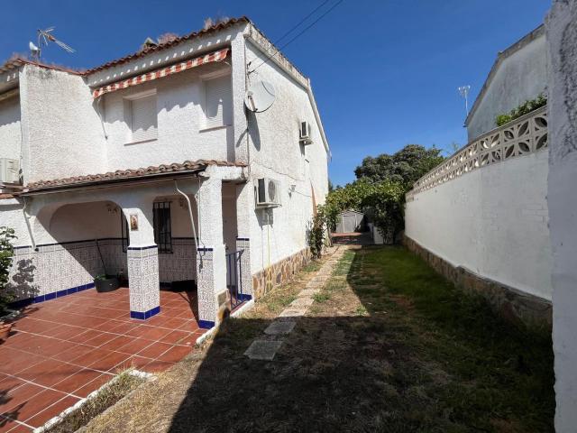 Casa pareada en venta en San Román de los Montes. Chalet pareado con jardín libre de 150 m², placas solares y barbacoa. Casas pareadas San Román de los.