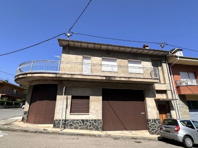 Casa pareada en venta en Sant Joan les Fonts. Casa de dos plantas con gran terraza y 3 garajes. Casas pareadas Sant Joan les.