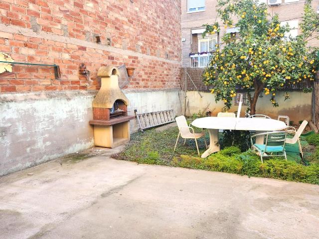 Casa pareada en venta en Sant Pere de Ribes, Les Roquetes. Amplia casa pareada de 250 m² con garaje, patio y buhardilla a reformar. Casas pareadas Sant Pere de.