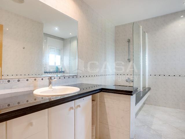 Casa pareada en venta en Santa Eulàlia de Ronçana. Chalet pareado Carrer Àngel Guimerà, Santa Eulàlia de Ronçana. Casas pareadas Santa Eulàlia de.