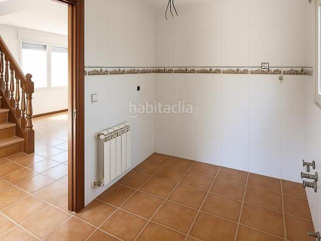 Casa pareada en venta en Santa María de Cayón. Chalet pareado con jardín en Argomilla de Cayón. Casas pareadas Santa María de.