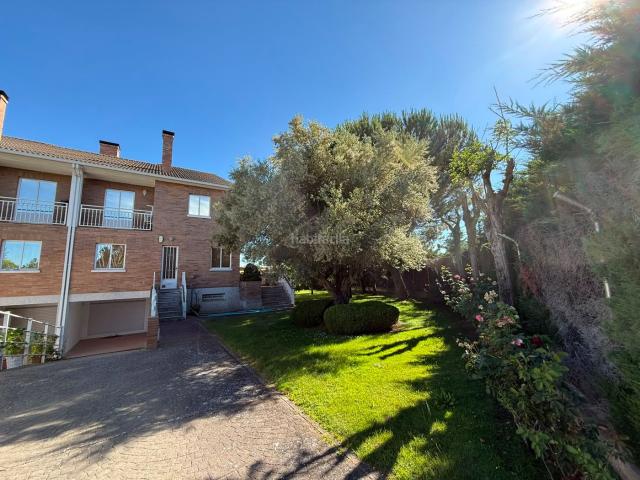 Casa pareada en venta en Santa Marta de Tormes. CHALET EN VENTA EN URBANIZACIÓN PRIVADA ALMENDARES, SANTA MARTA DE TORMES. Casas pareadas Santa Marta de.