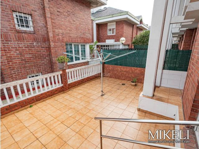 Casa en venta en Santander, Alisal San Román. CHALET ESQUINEROPAREADO EN SANTANDER. Casas.