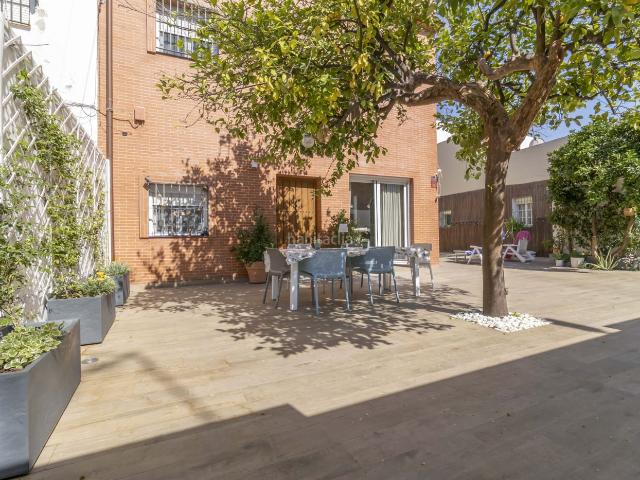 Casa pareada en venta en Sevilla, Ciudad Jardín. CASA DE TRES PLANTAS CON PATIO Y PISCINA A LA VENTA EN SEVILLA, ZONA CIUDAD JARDÍN. Casas pareadas.