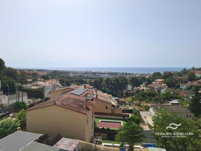 Casa pareada en venta en Segur de Calafell, Segur de Calafell Nucli Urbà Costa Dorada. CHALET APAREADO CON APARTAMENTO INDEPENDIENTE Y PANORAMICAS VISTAS AL MAR. Casas pareadas Segur de.