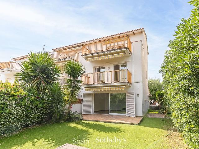 Casa pareada en venta en Sitges, Can Girona Terramar Vinyet Costa Dorada. Fantástica casa adosada con vistas al mar en Vinyet, Sitges. Casas pareadas.