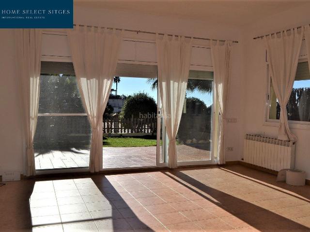 Casa pareada en venta en Sitges, Levantina Montgavina Quintmar Costa Dorada. Amplia casa pareada con jardín y piscina comunitaria. Casas pareadas.