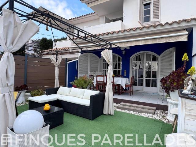 Casa pareada en venta en Sitges, Levantina Montgavina Quintmar Costa Dorada. Preciosa casa adosada con piscina privada en Sitges. Zona Levantina. Casas pareadas.