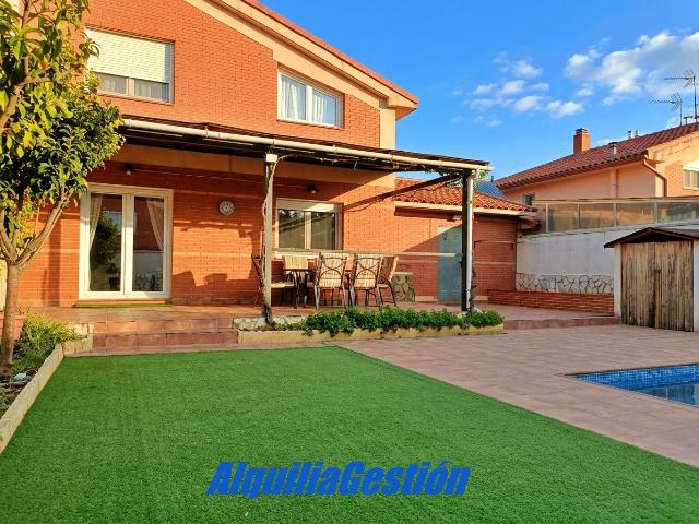 Casa pareada en venta en Pozo de Guadalajara. Unifamiliar pareado con piscina. Casas pareadas Pozo de.